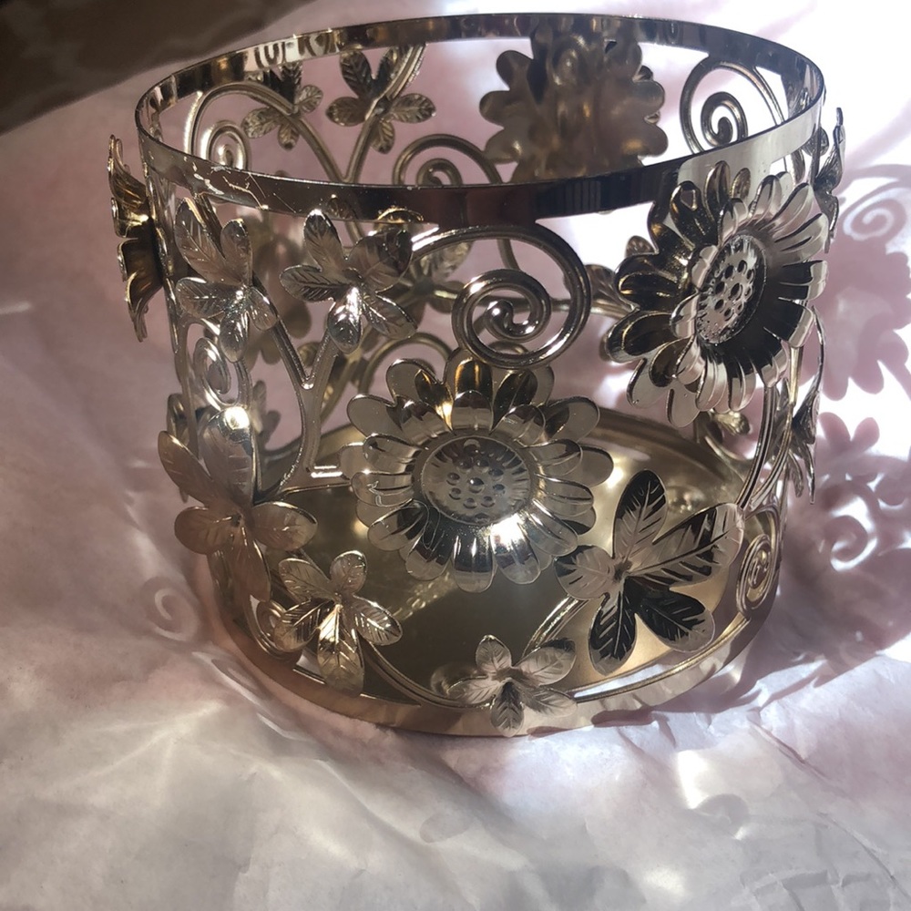 NWOT Bath & Body Works 3 Wick candle holder. Gorgeous gold tone flower design.